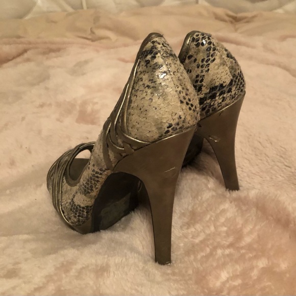 Icora Silver Snakeskin print Round Toe Platform Pumps, size 7.5 - Picture 3 of 3